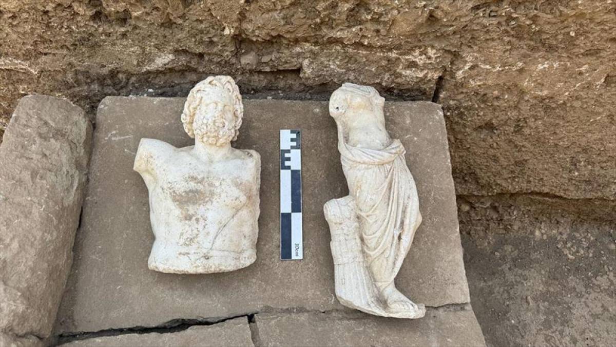Aspendos Antik Kenti'nde bulunan Zeus ve Afrodit heykelleri arkeologları heyecanlandırdı