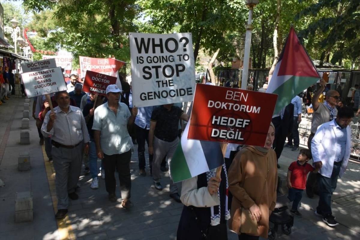 Malatya'da sağlık çalışanları İsrail'in Filistin'e yönelik saldırılarını protesto etti