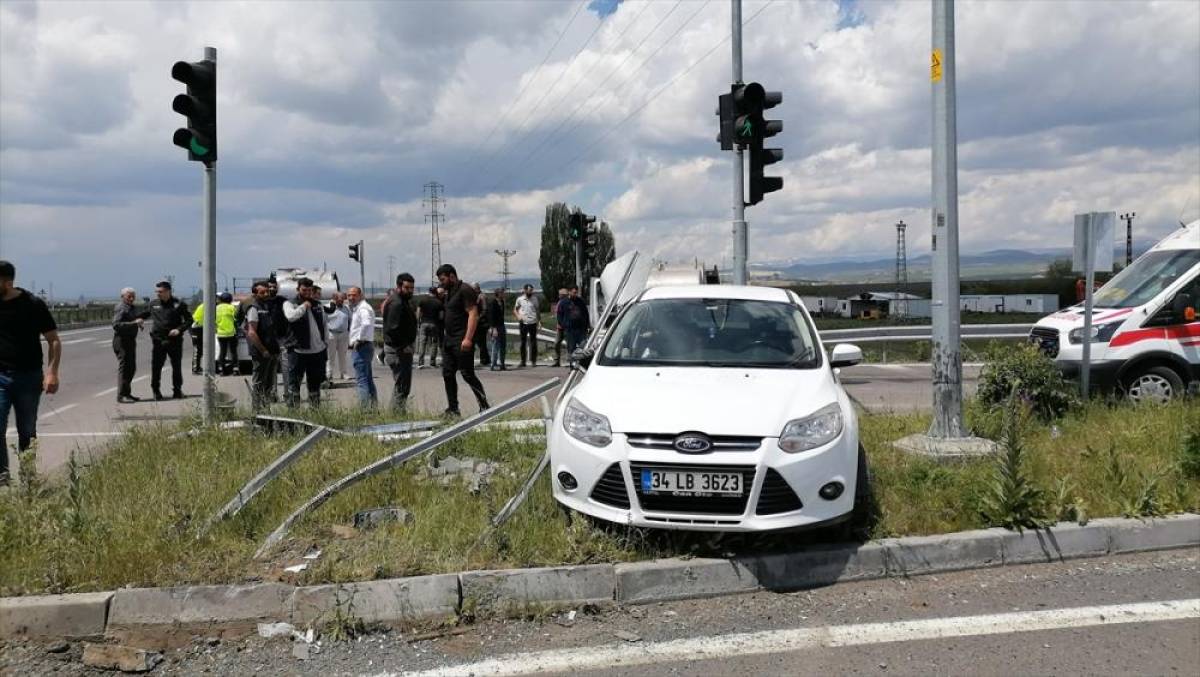 Kars'ta otomobil ile kamyonetin çarpıştığı kazada 5 kişi yaralandı