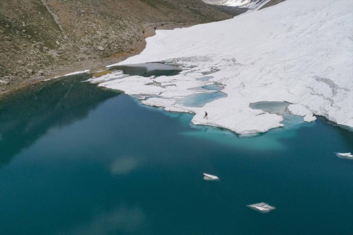 Karların erimesiyle oluşan Mercan Buzul Gölleri'ni görmek için 15 kilometre yürüyorlar