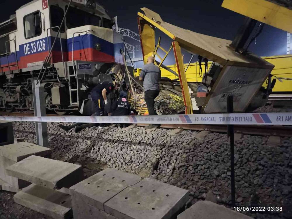 Demir yoluna elektrik hattı çeken işçilere lokomotif çarptı: 1 ölü, 2 yaralı
