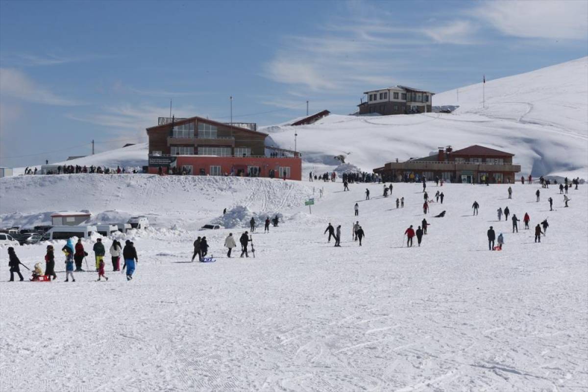 Hakkari'de kayakseverler hafta sonunu kayak merkezinde değerlendiriyor
