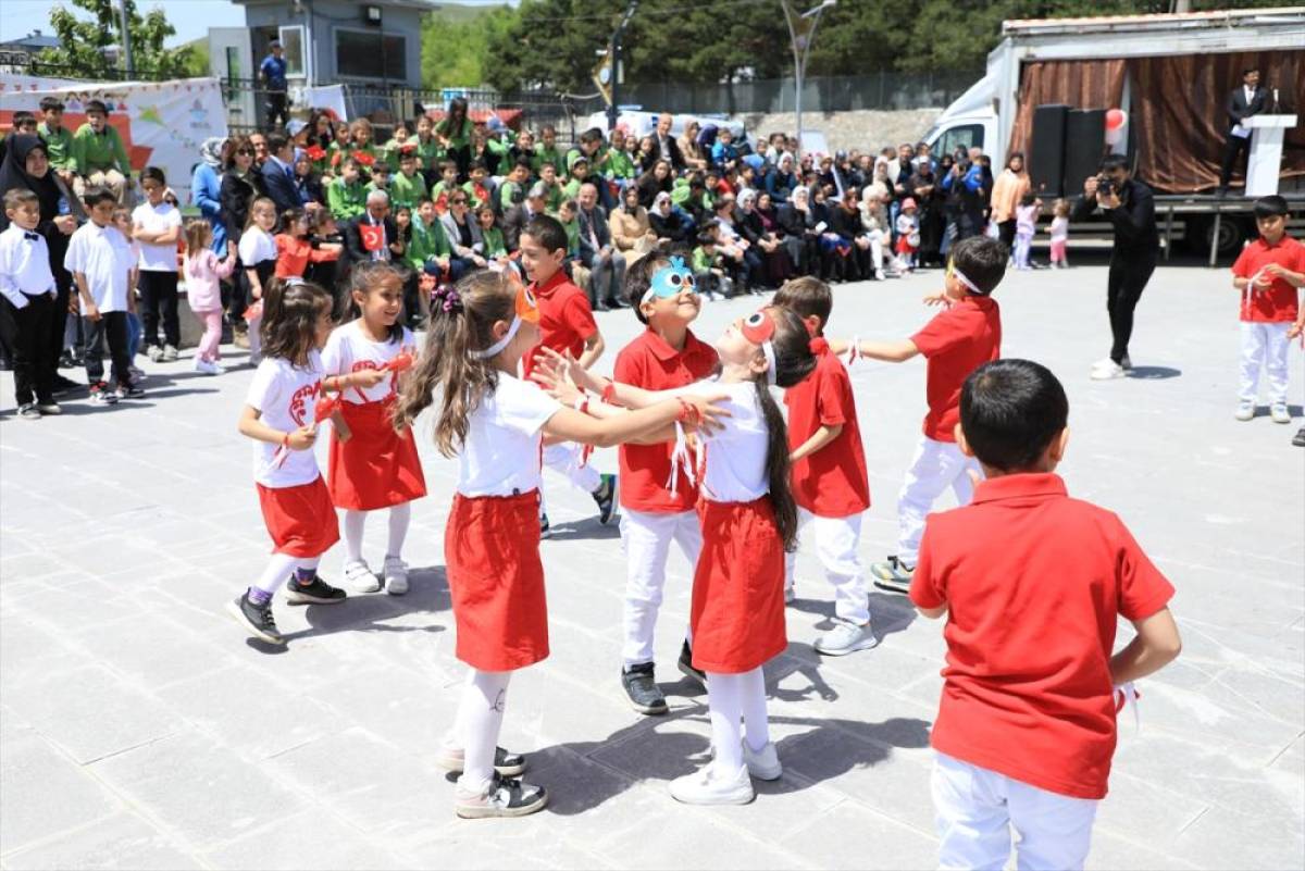 Muş ve Bitlis'te öğrenciler geleneksel oyunları oynayarak eğlendi