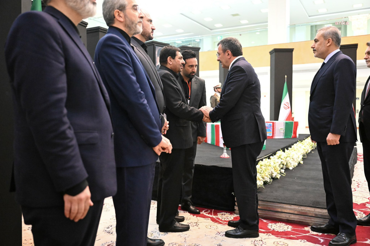 Cevdet Yılmaz ve Hakan Fidan, İran Cumhurbaşkanı Reisi'nin Cenaze Törenine Katıldı: 'Dayanışmamızı Sürdüreceğiz