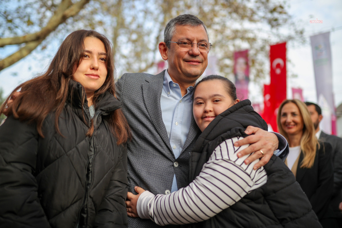 CHP Genel Başkanı Özgür Özel, 3 Aralık Dünya Engelliler Günü’nde milletvekili olmak isteyen engelli çocuğa milletvekili rozeti taktı