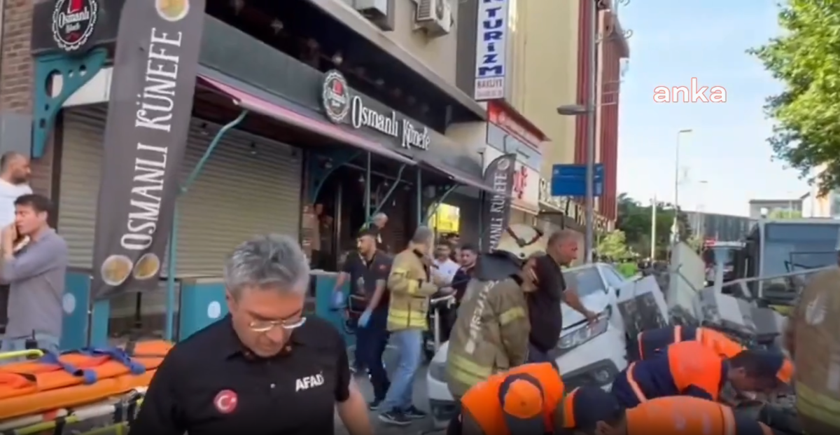İstanbul Küçükçekmece'de 3 katlı bina çöktü, bölgeye kurtarma ekipleri sevk edildi