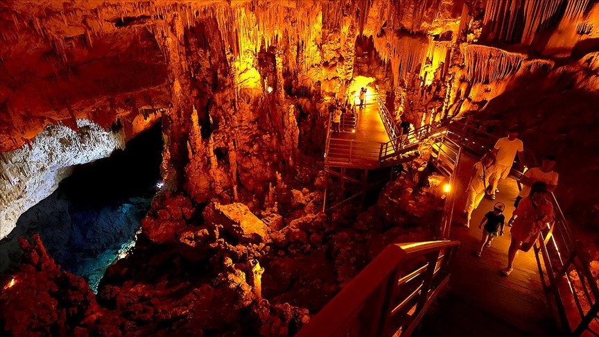 Mersin'de Hayvan Otlatırken Keşfedilen Mağara Turistlerin Ziyaretine Hazır