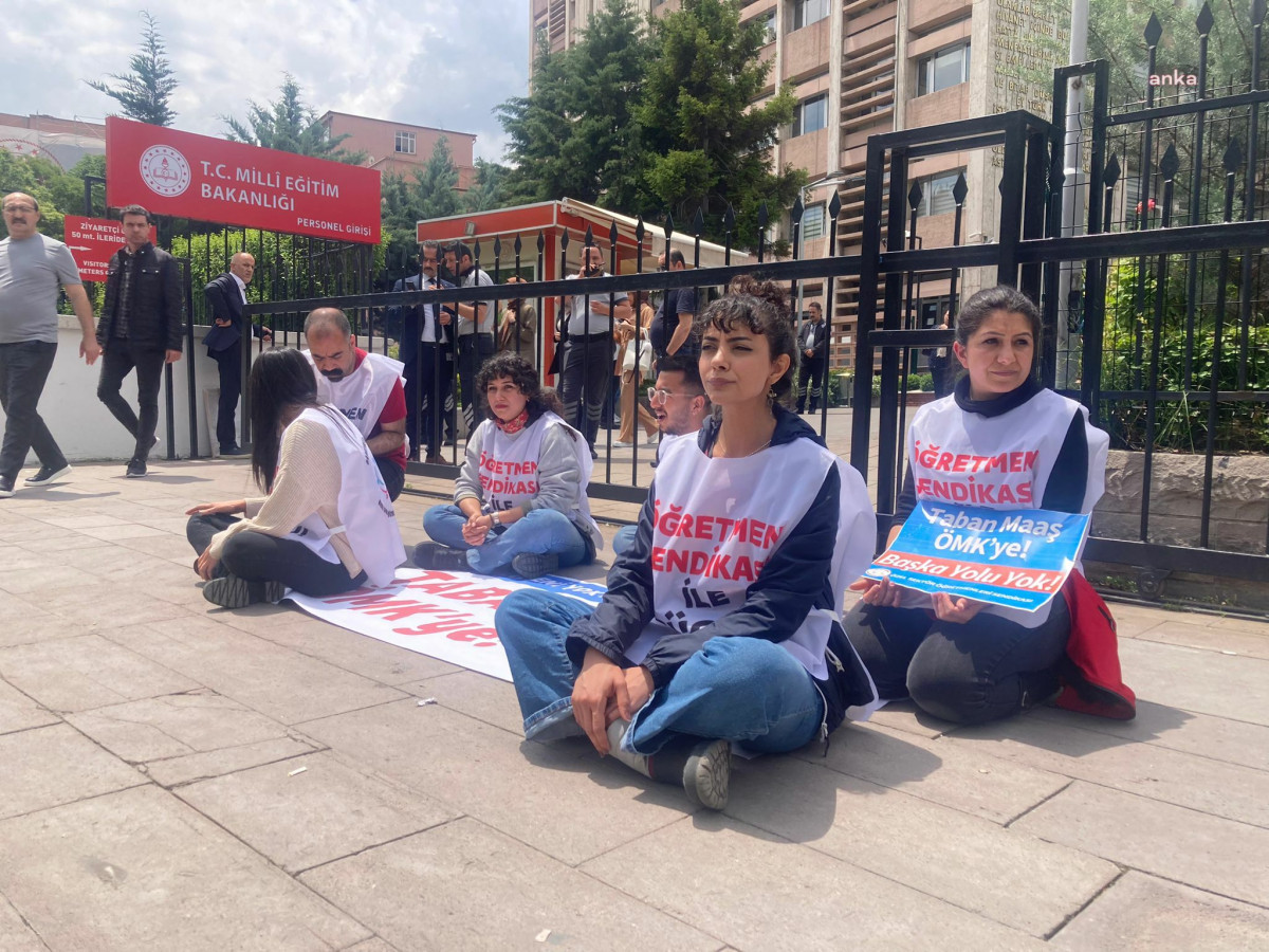 Özel sektör çalışanı öğretmenler Milli Eğitim Bakanlığı önünde oturma eylemi başlattı