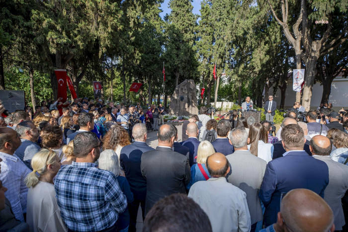 Özgür Özel, Anneler Günü'nde İzmir'de Zübeyde Hanım'ın anıt mezarını ziyaret etti.