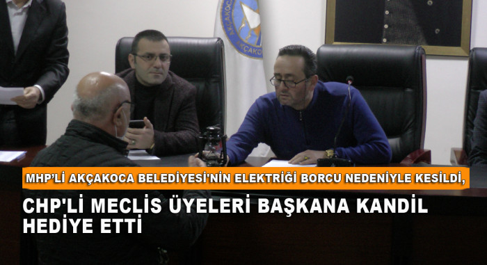MHP’li Akçakoca Belediyesi'nin Elektriği Borcu Nedeniyle Kesildi, CHP'li Meclis Üyeleri Başkana Kandil Hediye Etti